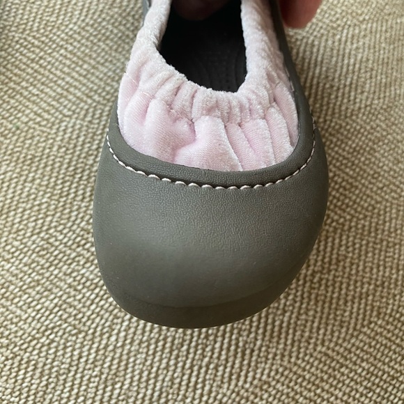 Crocs Girls Ballet Flats. Dark Brown W/Light Pink Velvet Lining W/Elastic. SZ 7. - Picture 7 of 10